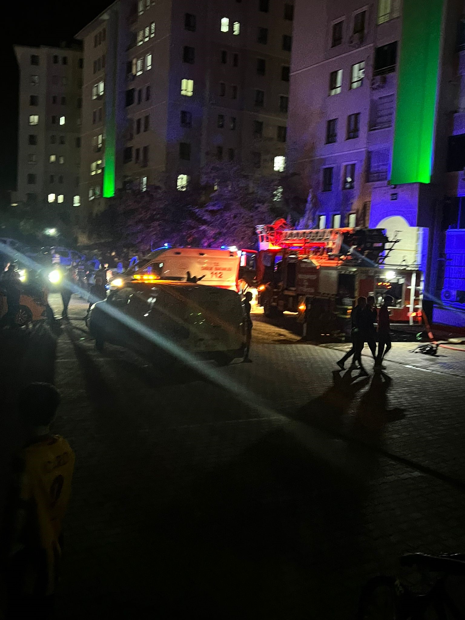 8 Katlı Binada Korkunç Yangın! Yatalak Adam Alevlerin Arasında Can Verdi (4)