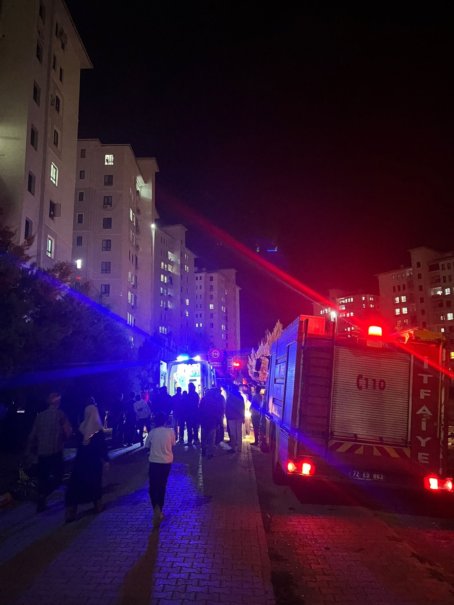 8 Katlı Binada Korkunç Yangın! Yatalak Adam Alevlerin Arasında Can Verdi (5)