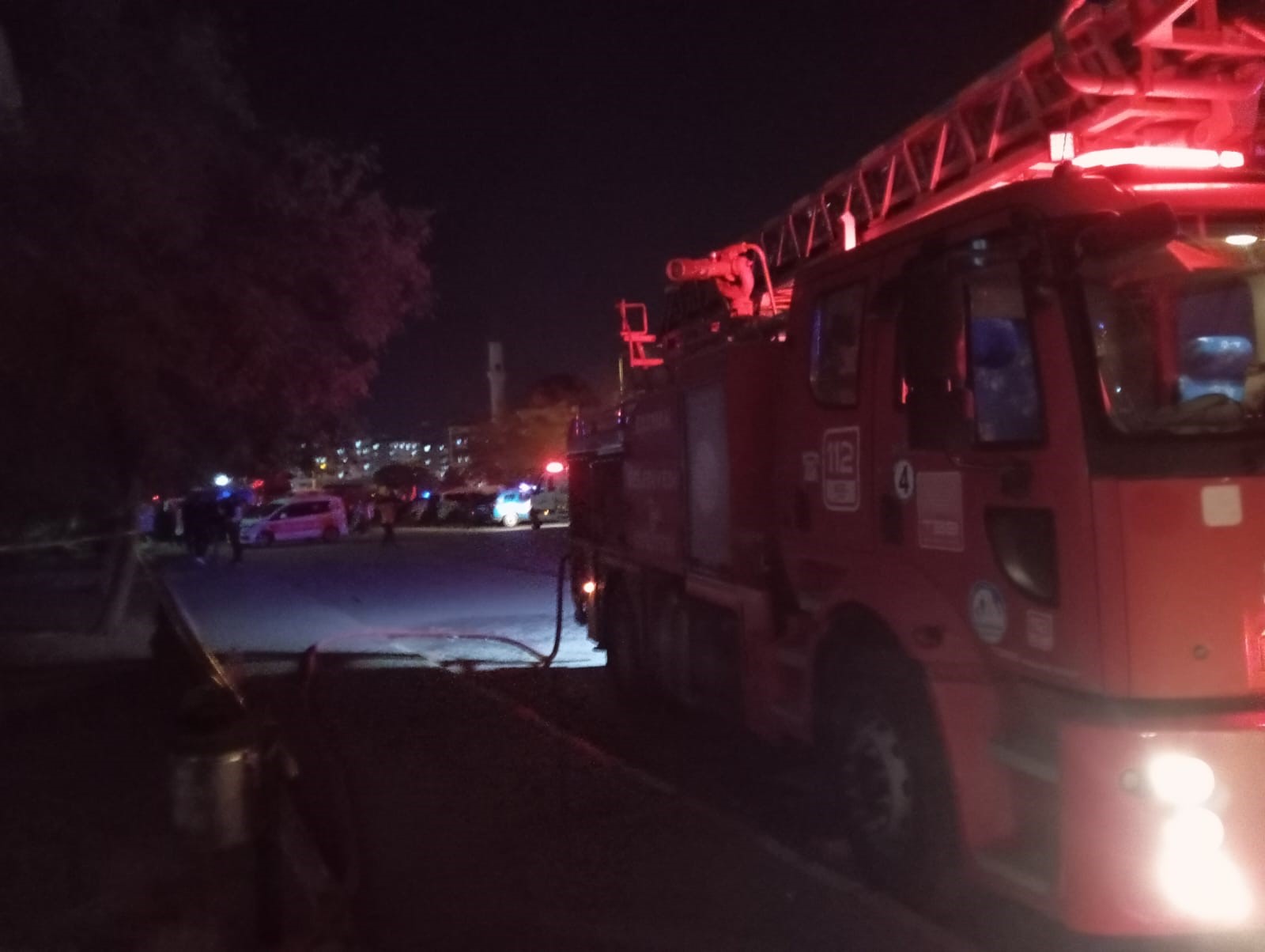 8 Katlı Binada Korkunç Yangın! Yatalak Adam Alevlerin Arasında Can Verdi (6)