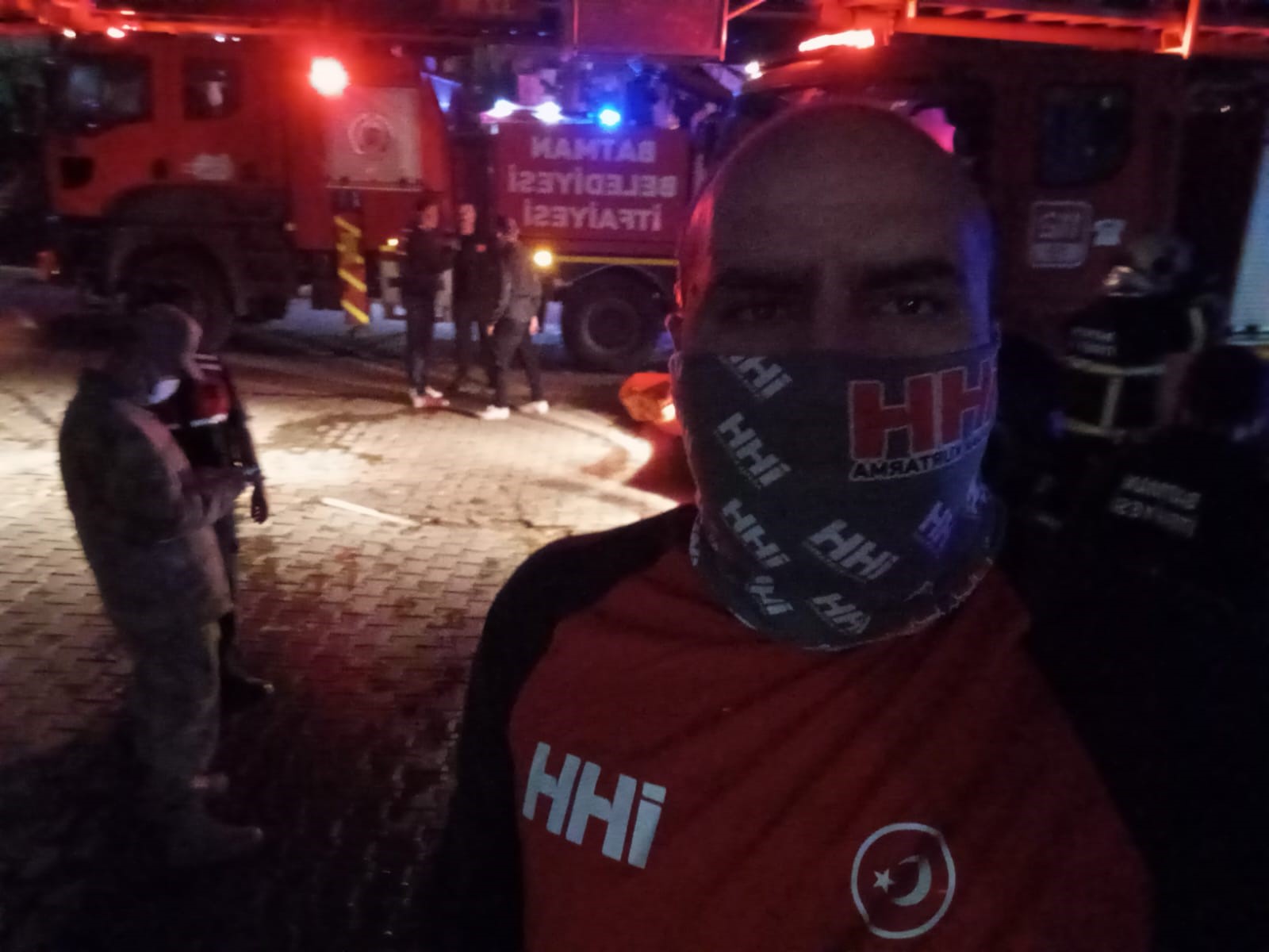 8 Katlı Binada Korkunç Yangın! Yatalak Adam Alevlerin Arasında Can Verdi (7)