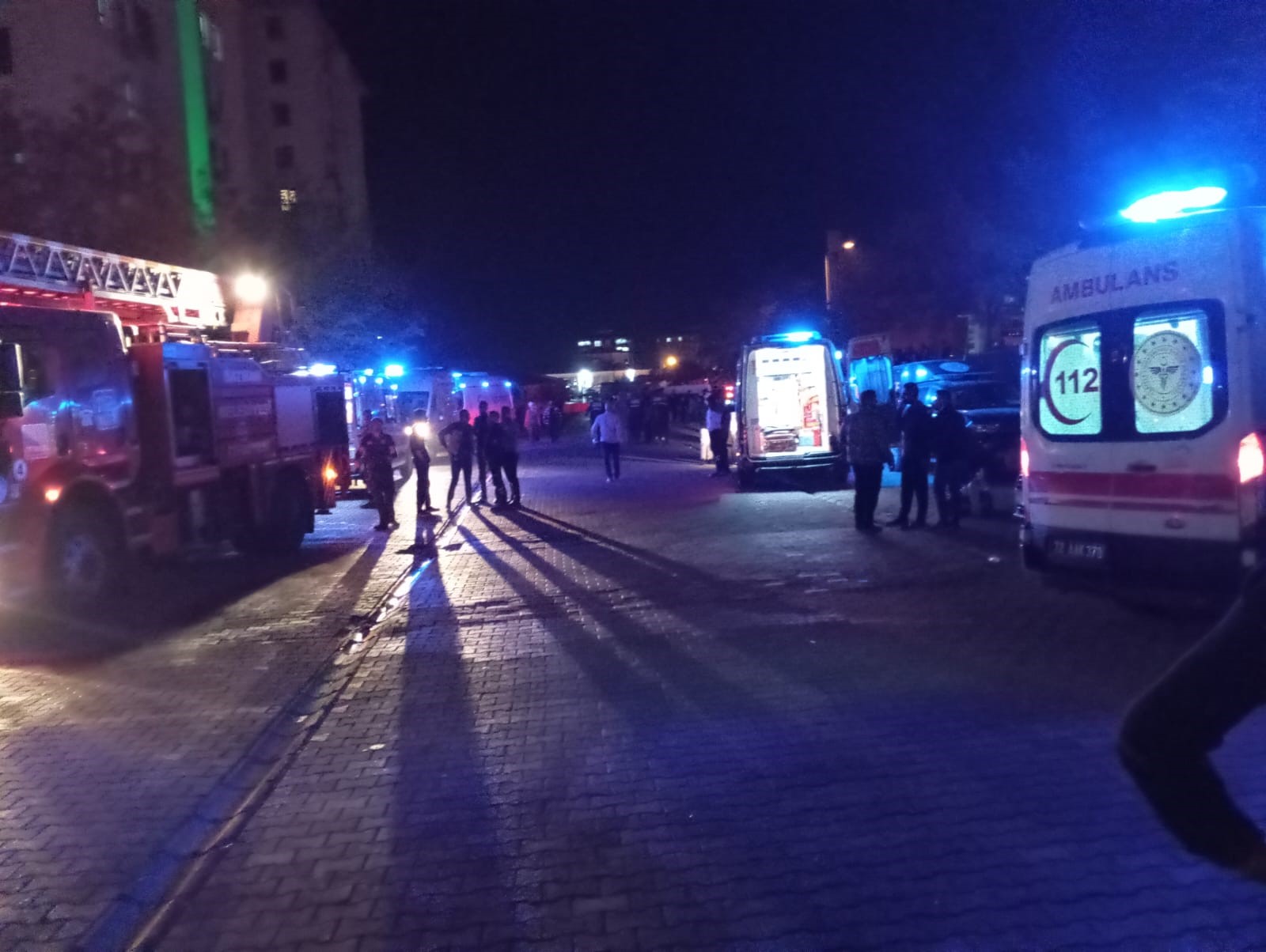 8 Katlı Binada Korkunç Yangın! Yatalak Adam Alevlerin Arasında Can Verdi (8)