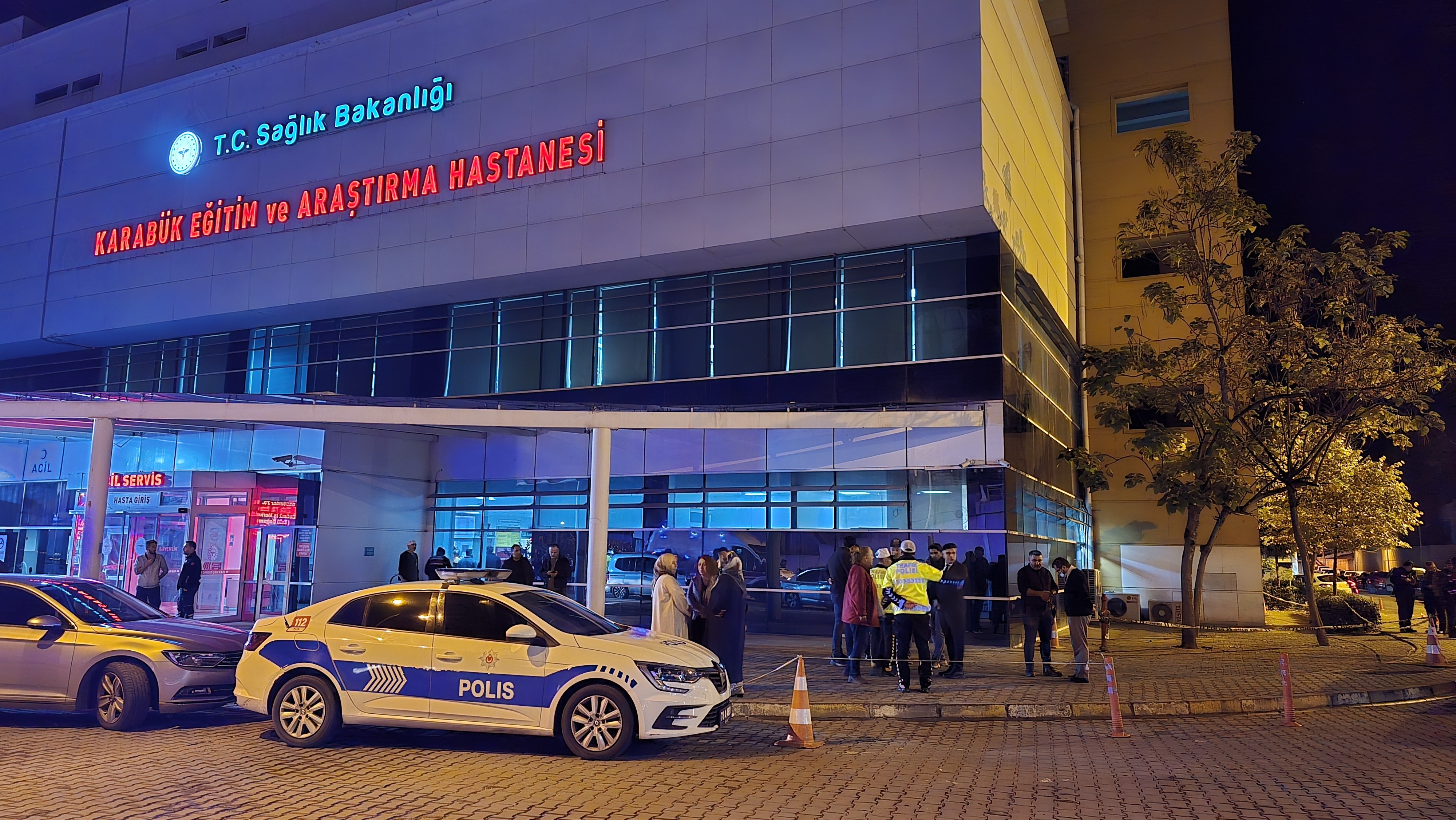 Acil Girişinde Korkunç Olay Emekli Polis Kendi Silahıyla Canına Kıydı (2)