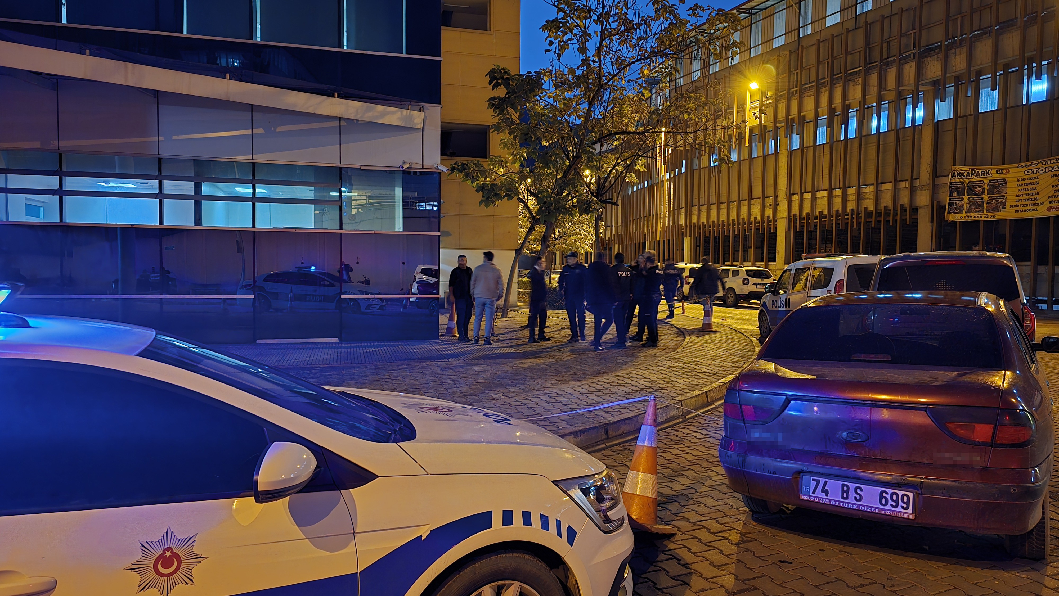 Acil Girişinde Korkunç Olay Emekli Polis Kendi Silahıyla Canına Kıydı (4)