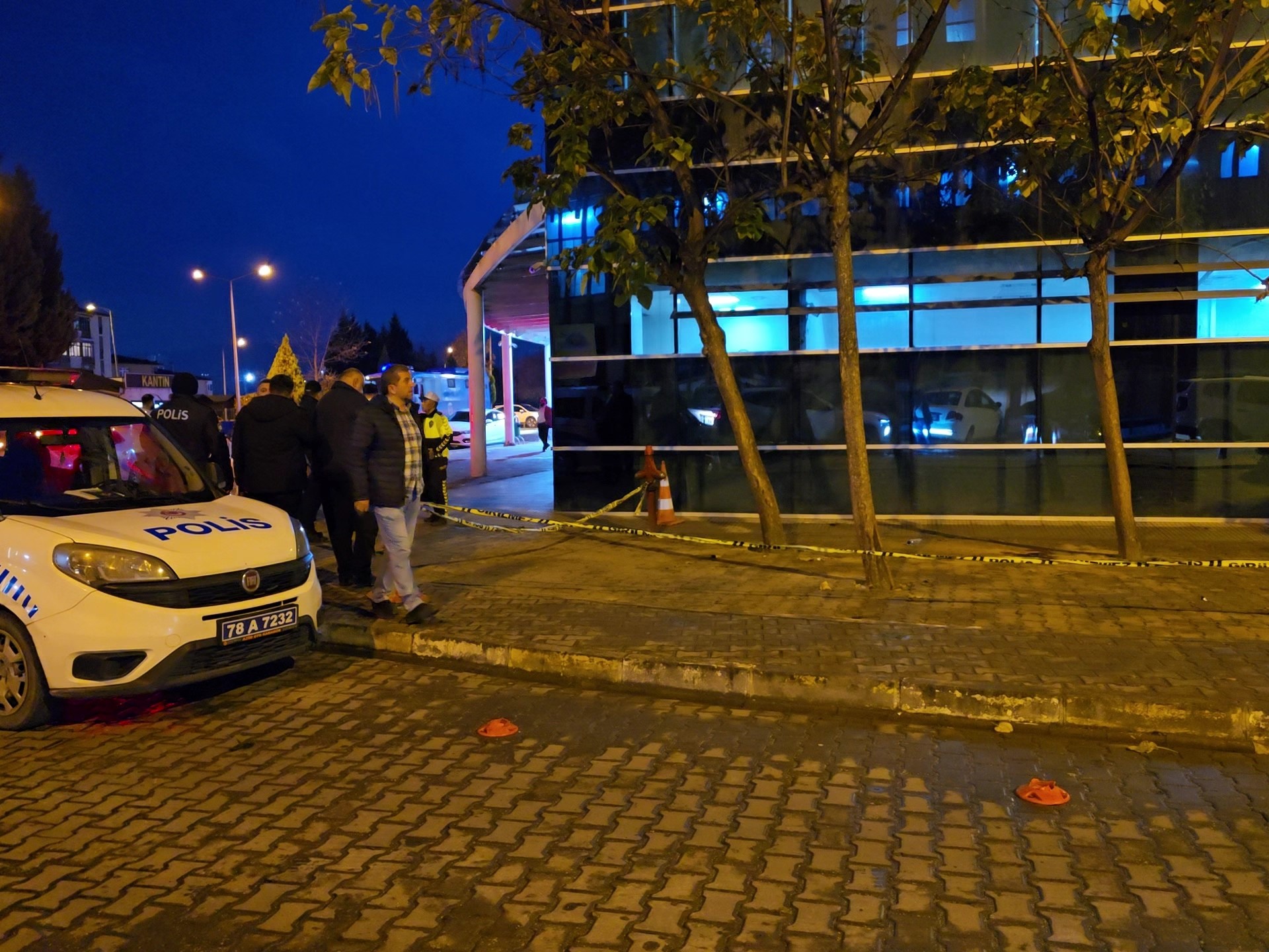 Acil Girişinde Korkunç Olay Emekli Polis Kendi Silahıyla Canına Kıydı (5)