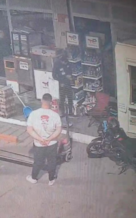 Akaryakıt Istasyonunda Umursamaz Hırsızlar Görüntüler Şoke Etti (2)
