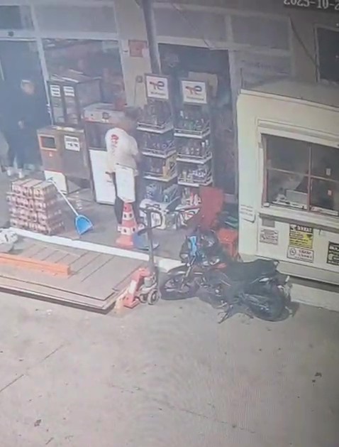 Akaryakıt Istasyonunda Umursamaz Hırsızlar Görüntüler Şoke Etti (6)