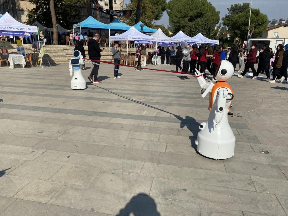 Alaşehi̇r Zeybek Oynayan Robotlar (3)
