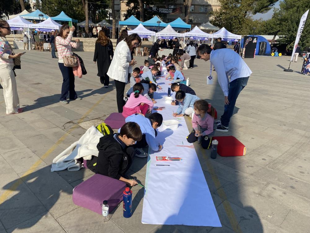 Alaşehi̇r Zeybek Oynayan Robotlar (4)