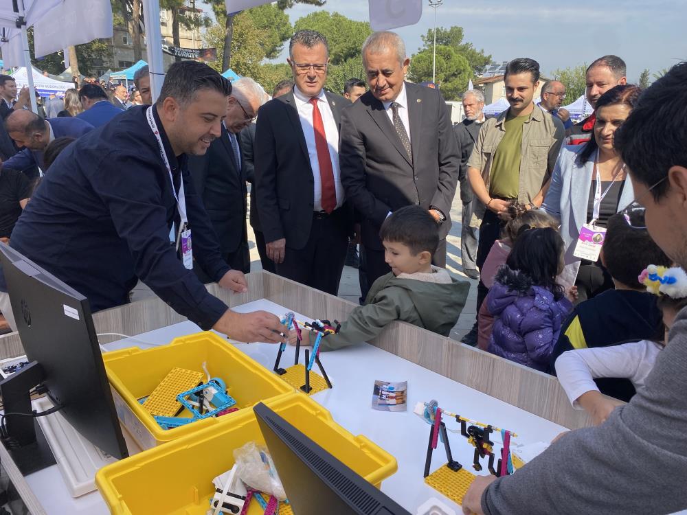 Alaşehi̇r Zeybek Oynayan Robotlar (6)