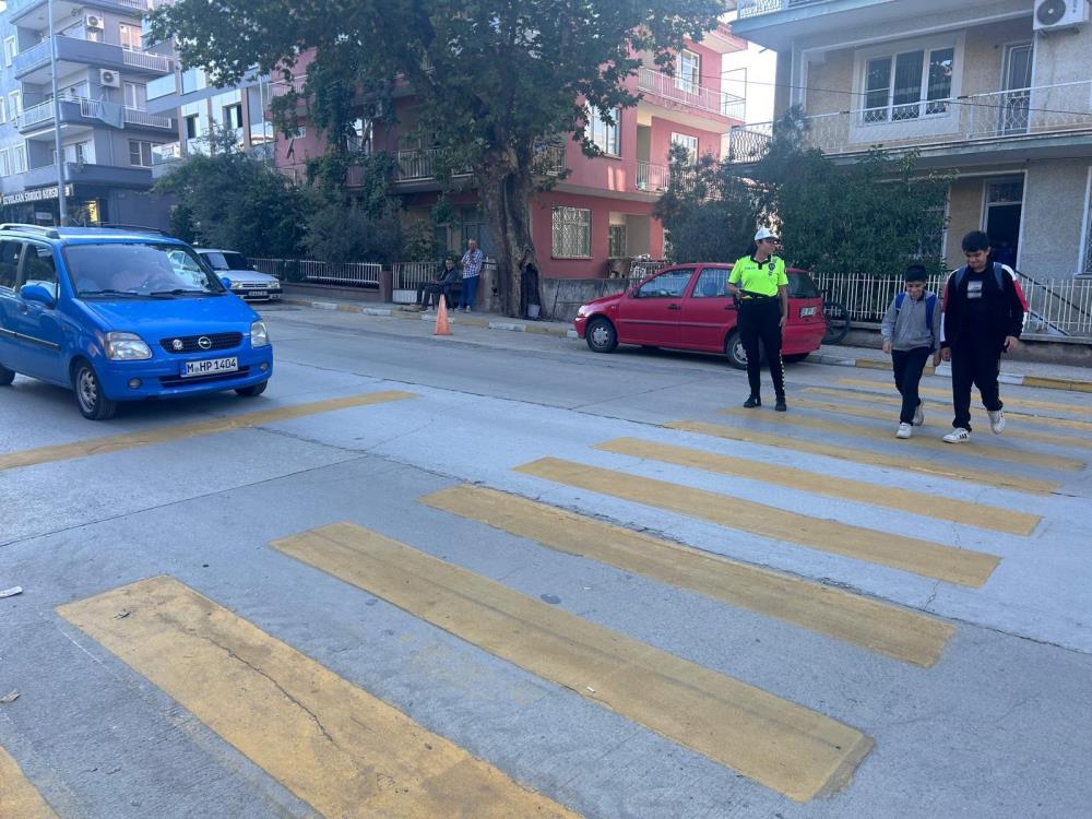 Alasehirde Polis Ve Bekcilerden Ogrencilere Guvenlik Cemberi (1)