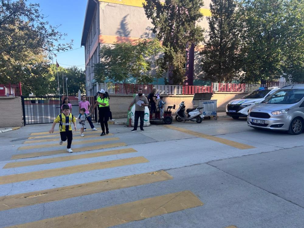 Alasehirde Polis Ve Bekcilerden Ogrencilere Guvenlik Cemberi (4)