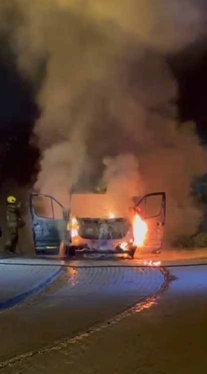 Alev Topuna Dönen Minibüs Kamerada! Araç Kısa Sürede Hurdaya Döndü (3)