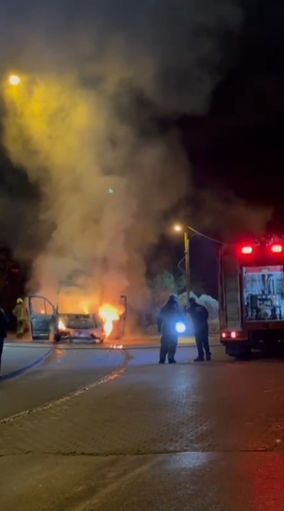 Alev Topuna Dönen Minibüs Kamerada! Araç Kısa Sürede Hurdaya Döndü (4)