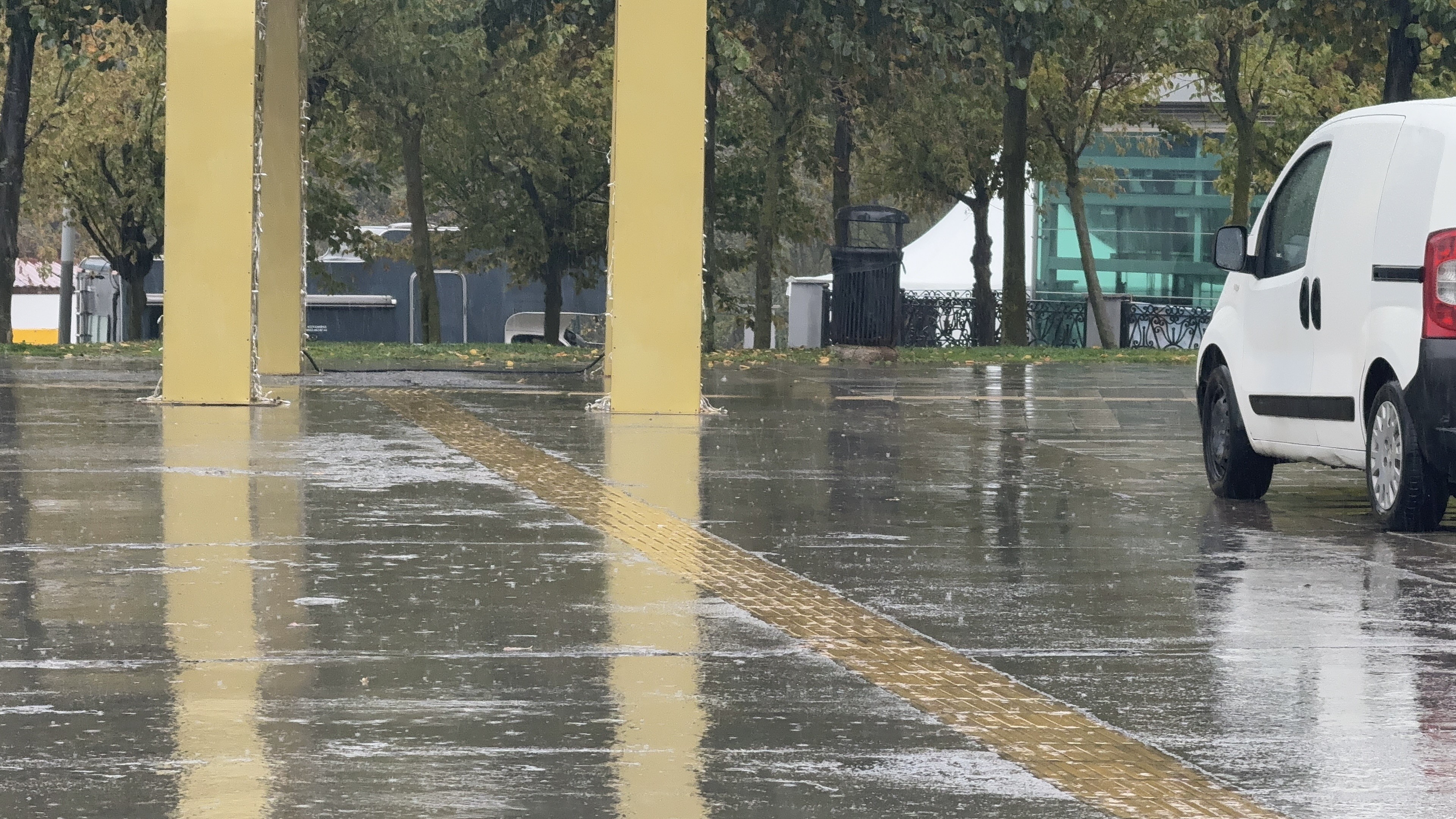 Ani Bastıran Yağmur İstanbul’u Esir Aldı! Vatandaşlar Sığınacak Yer Aradı (5)