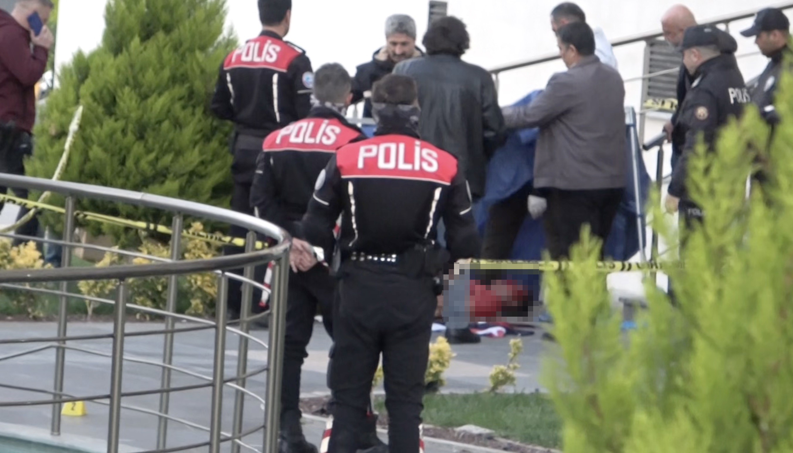 Apartman Bahçesinde Kanlı Hesaplaşma Astsubay Komşusunu Tabancayla Öldürdü (2)