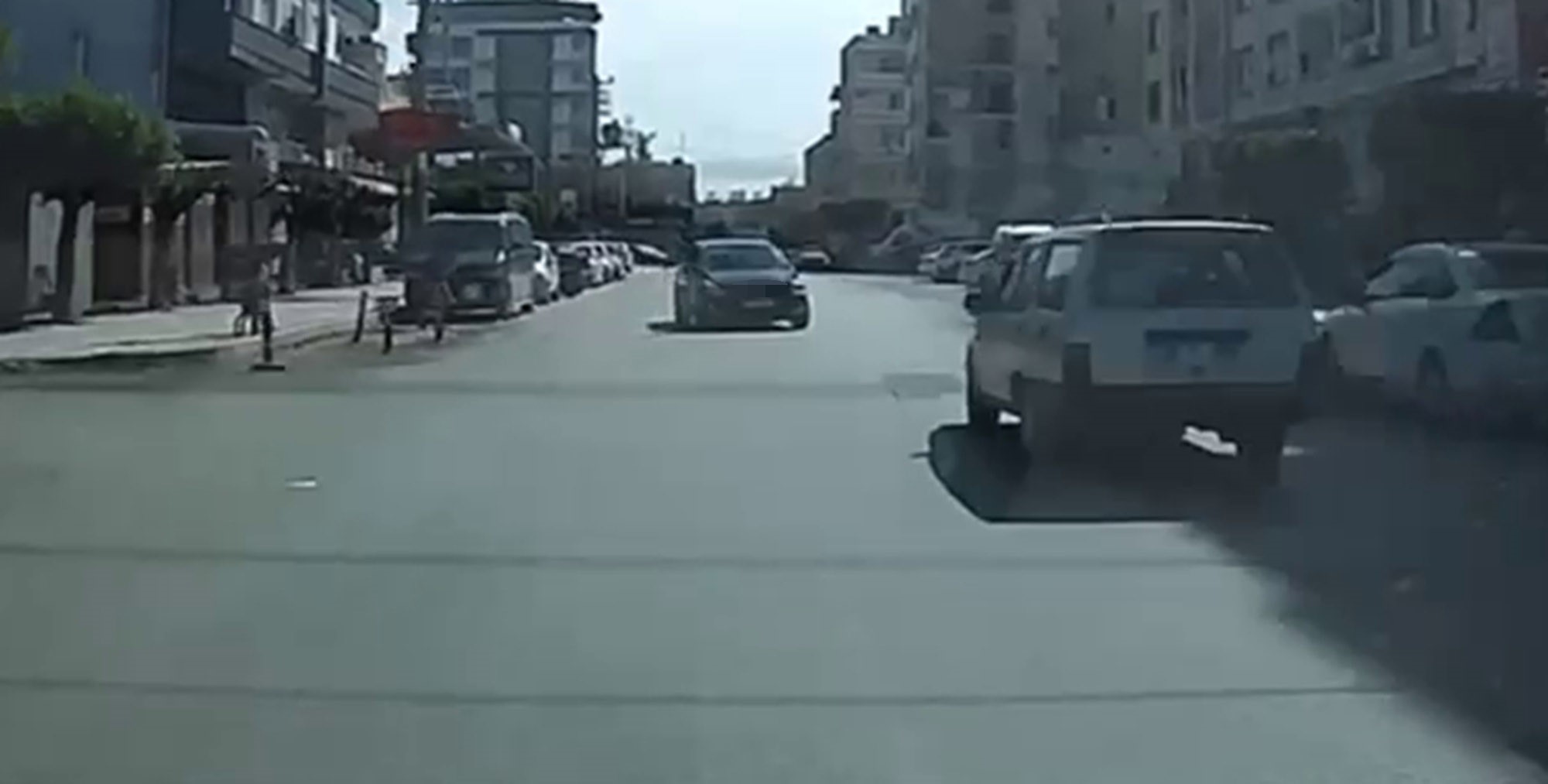 Arac Kamerasi Kaydetti Yola Firlayan Cocuga Carpmamak Isterken Kafa Kafaya Carpistilar (2)