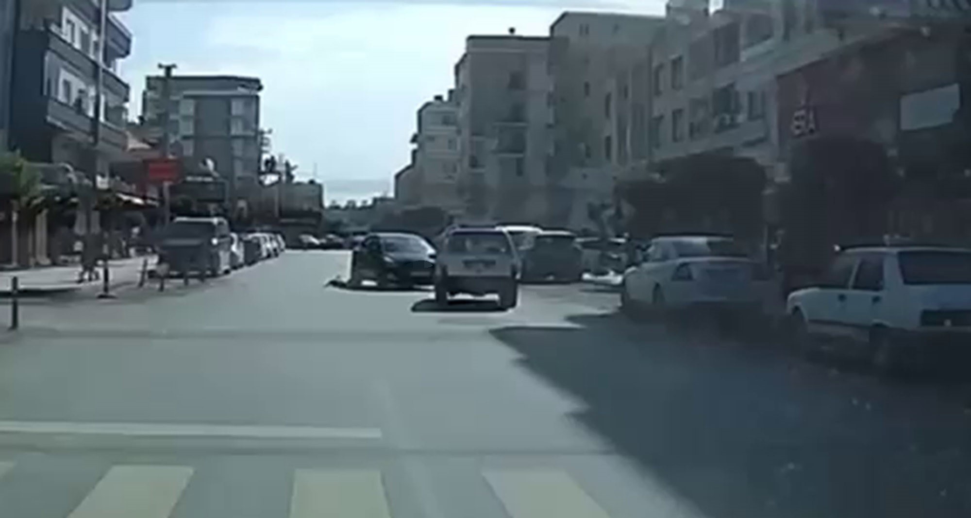 Arac Kamerasi Kaydetti Yola Firlayan Cocuga Carpmamak Isterken Kafa Kafaya Carpistilar (3)