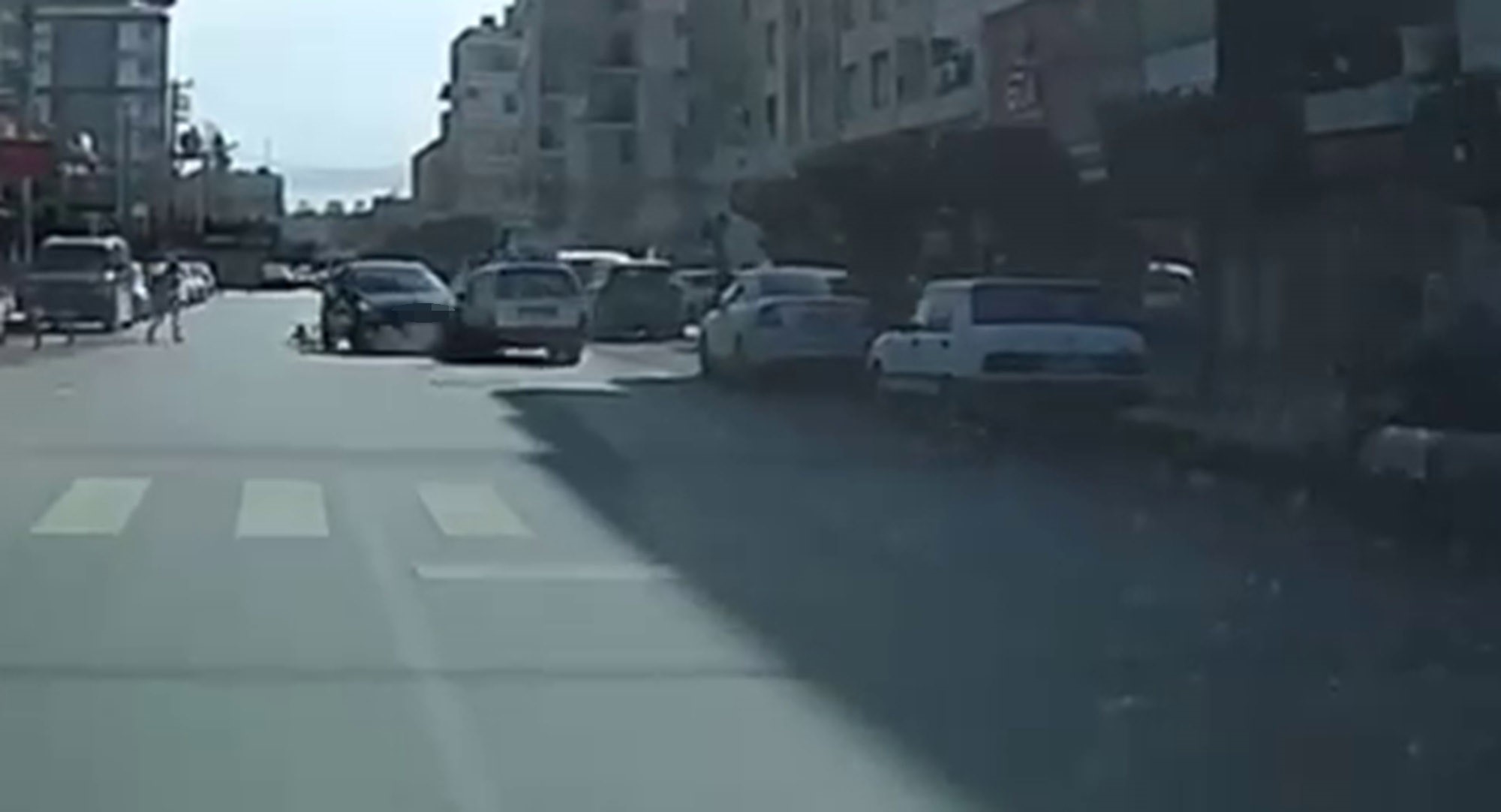 Arac Kamerasi Kaydetti Yola Firlayan Cocuga Carpmamak Isterken Kafa Kafaya Carpistilar (4)