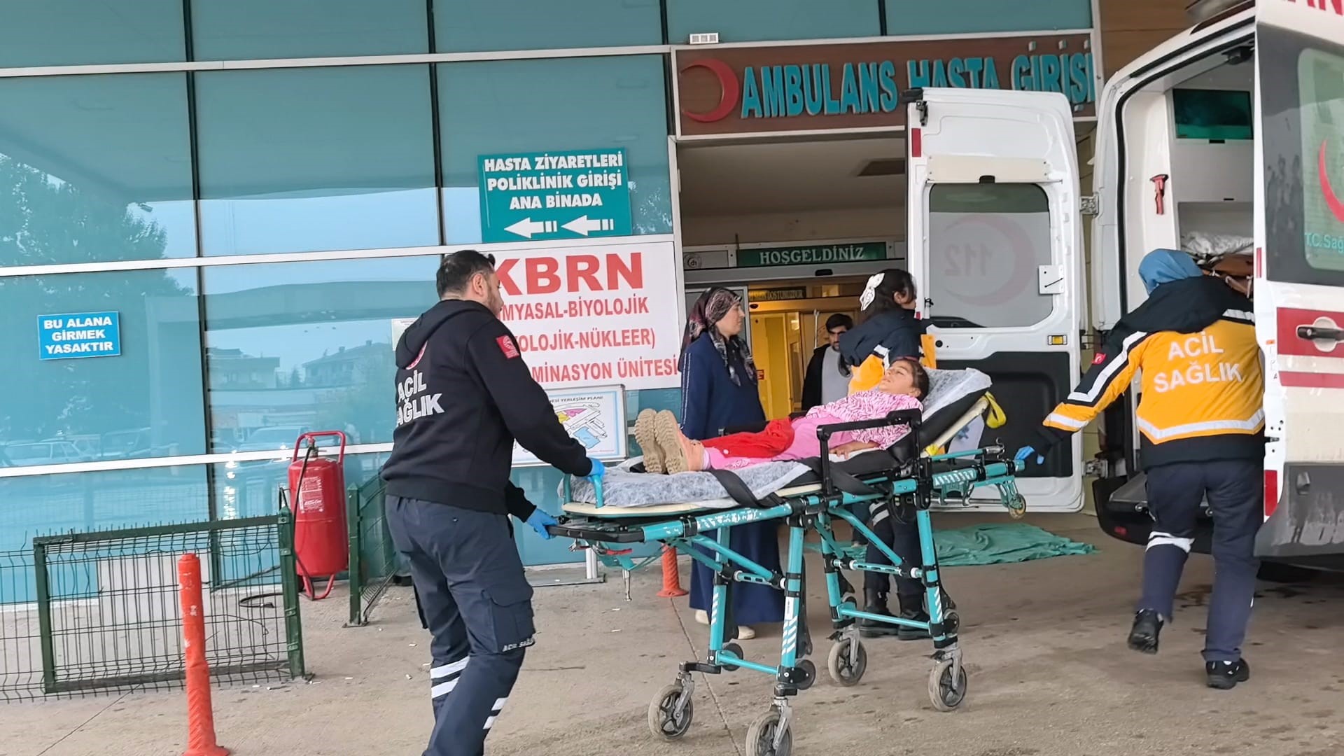 Bahçede Oyun Faciaya Dönüştü 9 Yaşındaki Asmin’in Üzerine Demir Kapı Devrildi! (2)