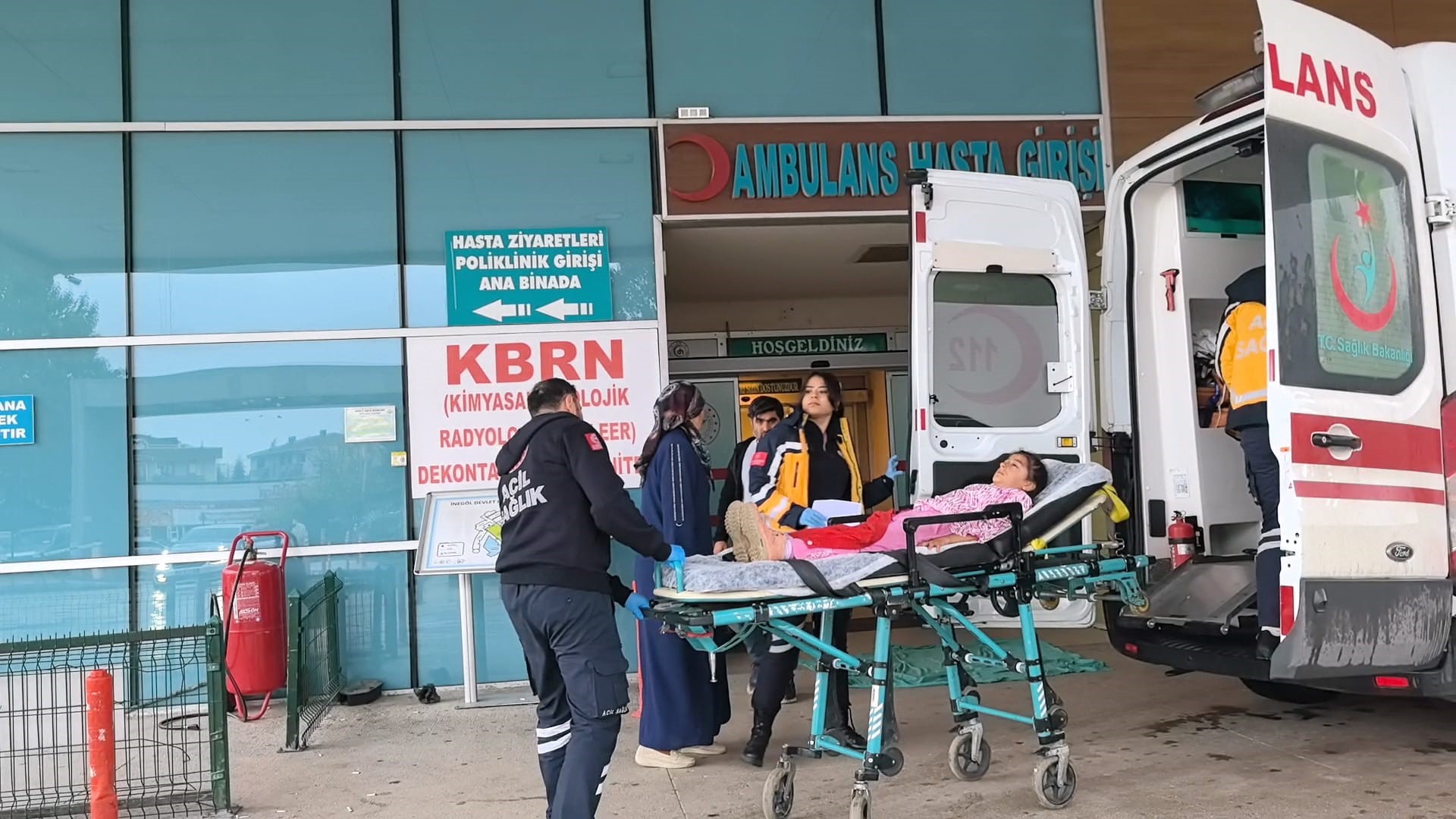 Bahçede Oyun Faciaya Dönüştü 9 Yaşındaki Asmin’in Üzerine Demir Kapı Devrildi! (3)