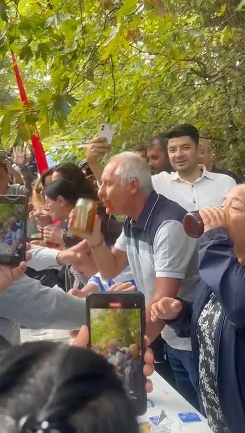 Bal Yeme Yarışması Nefes Kesti 2 Dakikada 1 Kilo Bal! (2)