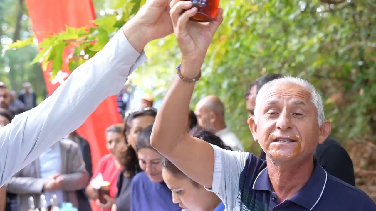 Bal Yeme Yarışması Nefes Kesti 2 Dakikada 1 Kilo Bal! (6)