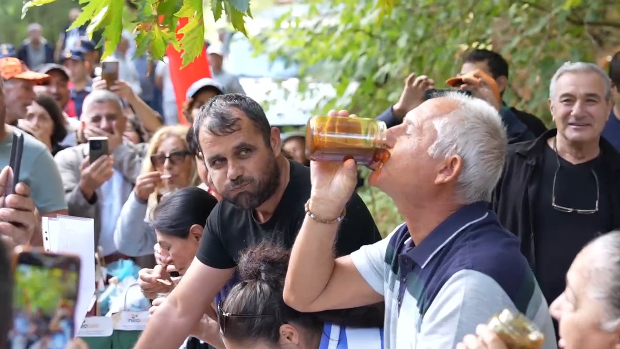 Bal Yeme Yarışması Nefes Kesti 2 Dakikada 1 Kilo Bal! (8)