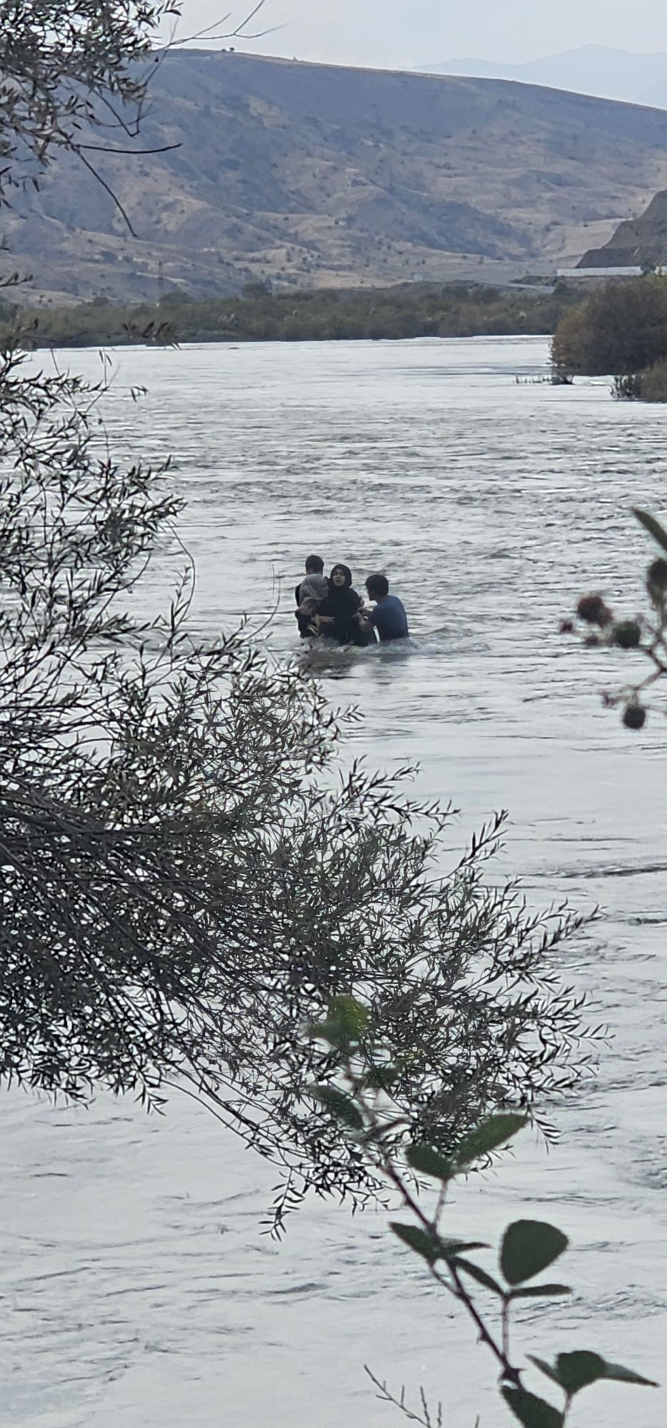 Baraj Kapakları Açıldı, Nehir Ortasında Mahsur Kaldılar! Aile Birbirine Sarılıp Hayatta Kaldı (2)