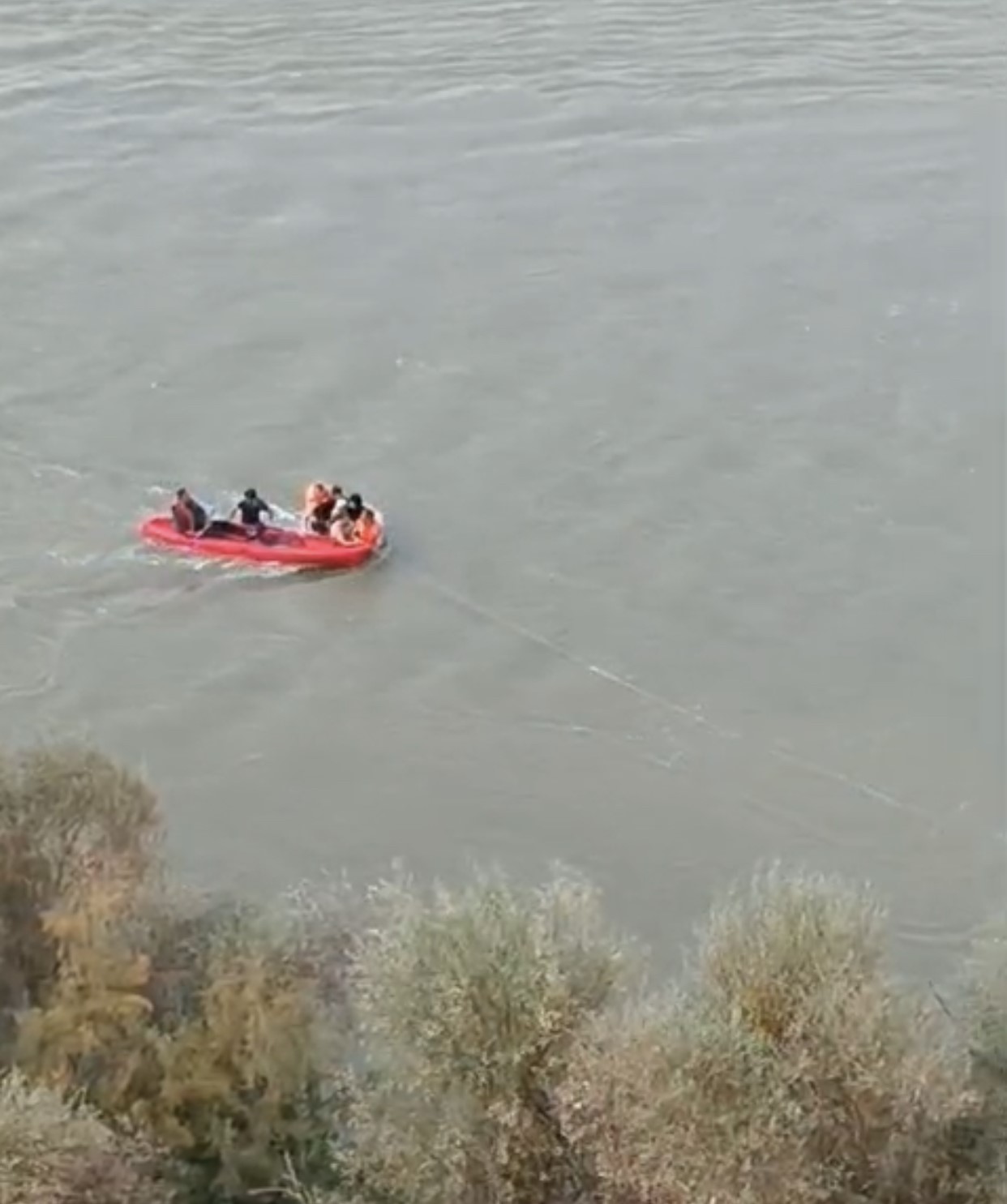 Baraj Kapakları Açıldı, Nehir Ortasında Mahsur Kaldılar! Aile Birbirine Sarılıp Hayatta Kaldı (3)