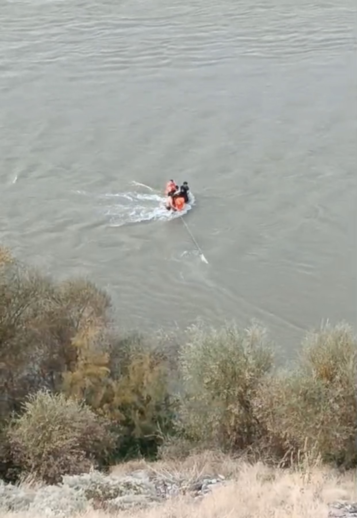 Baraj Kapakları Açıldı, Nehir Ortasında Mahsur Kaldılar! Aile Birbirine Sarılıp Hayatta Kaldı (4)