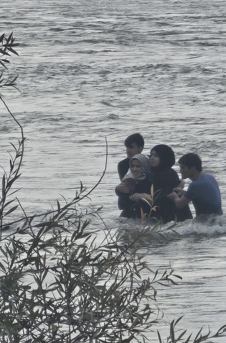 Baraj Kapakları Açıldı, Nehir Ortasında Mahsur Kaldılar! Aile Birbirine Sarılıp Hayatta Kaldı (5)