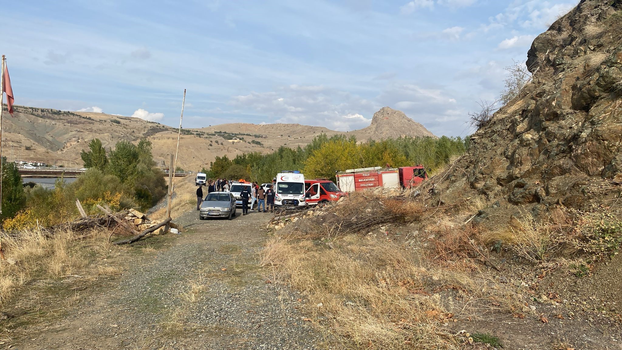 Baraj Kapakları Açıldı, Nehir Ortasında Mahsur Kaldılar! Aile Birbirine Sarılıp Hayatta Kaldı (6)