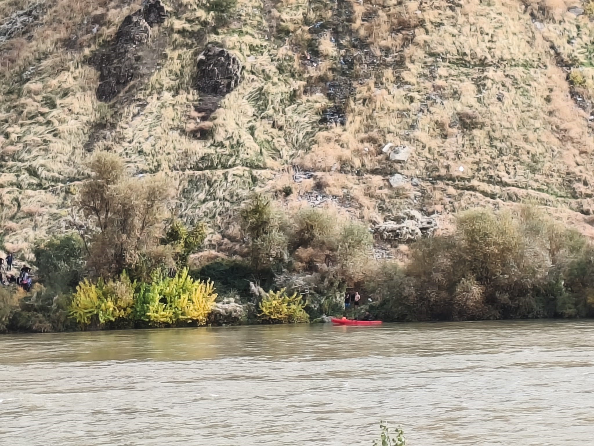 Baraj Kapakları Açıldı, Nehir Ortasında Mahsur Kaldılar! Aile Birbirine Sarılıp Hayatta Kaldı (7)