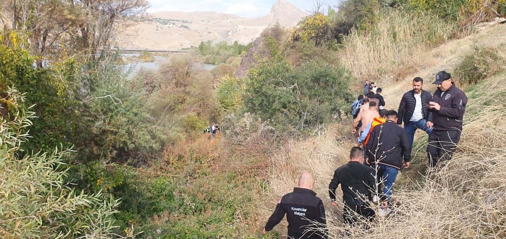 Baraj Kapakları Açıldı, Nehir Ortasında Mahsur Kaldılar! Aile Birbirine Sarılıp Hayatta Kaldı (8)