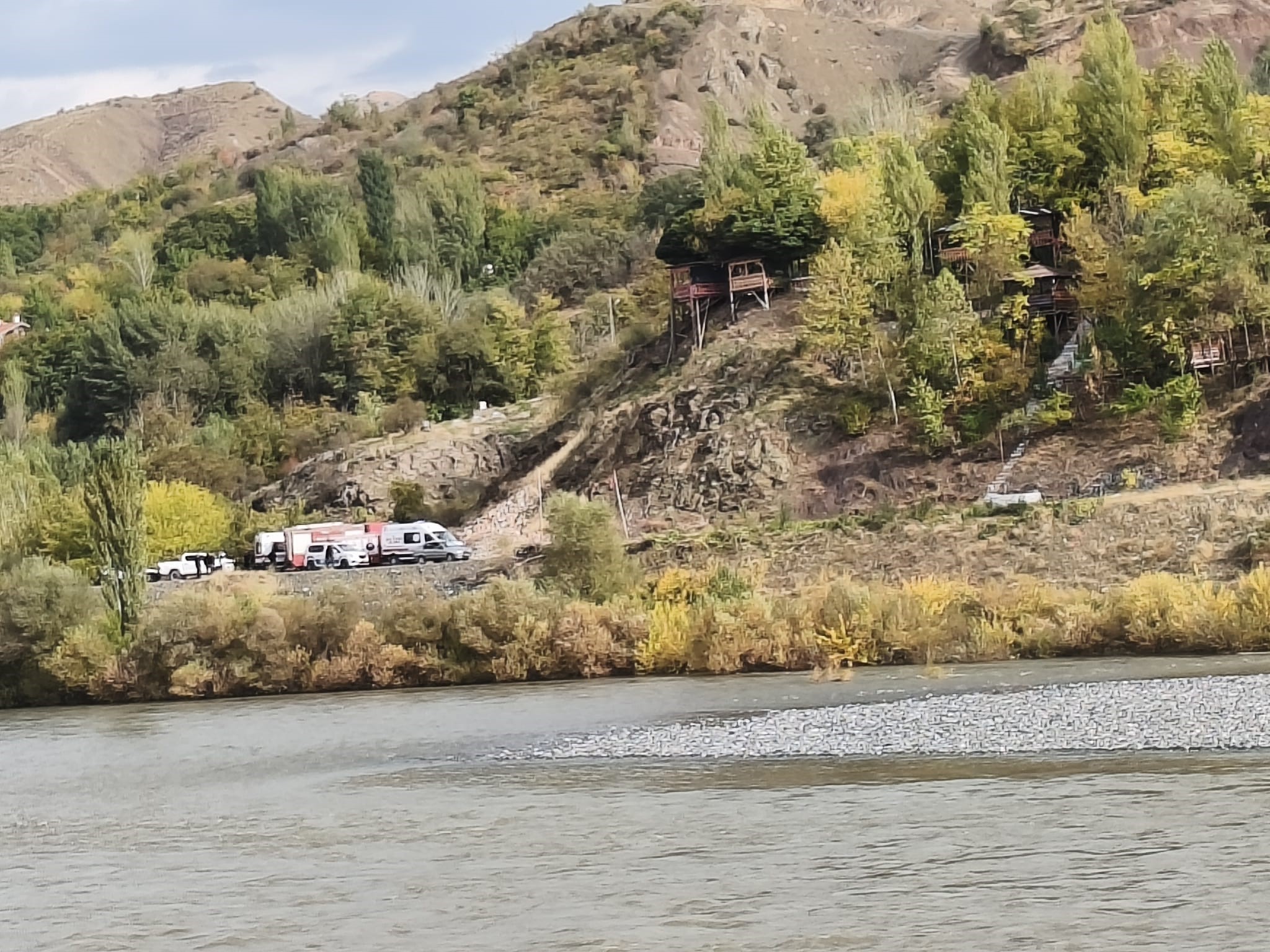 Baraj Kapakları Açıldı, Nehir Ortasında Mahsur Kaldılar! Aile Birbirine Sarılıp Hayatta Kaldı (9)