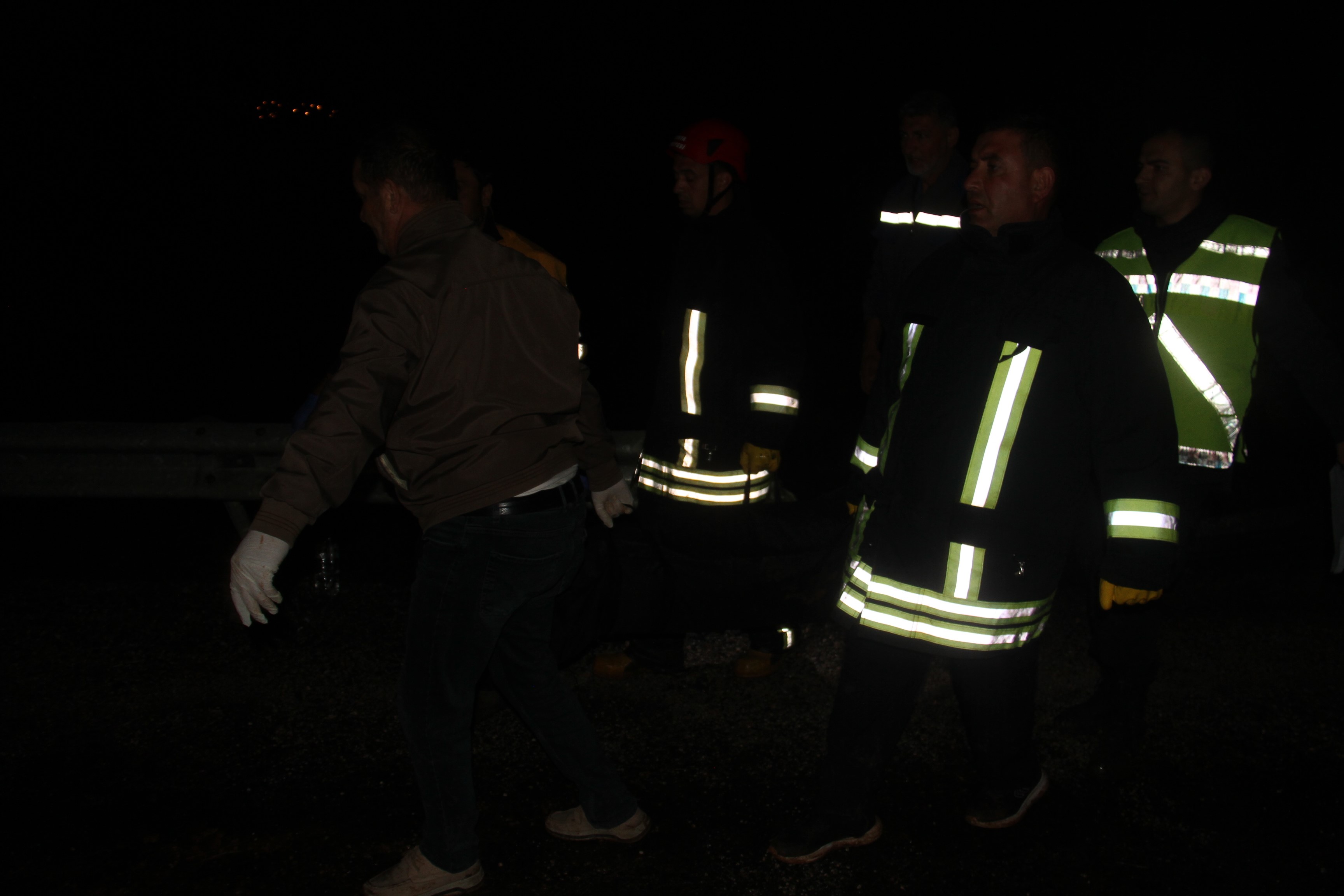 Bariyerler Can Aldı Kamyon Devrildi, Iki Kişi Hayatını Kaybetti (4)