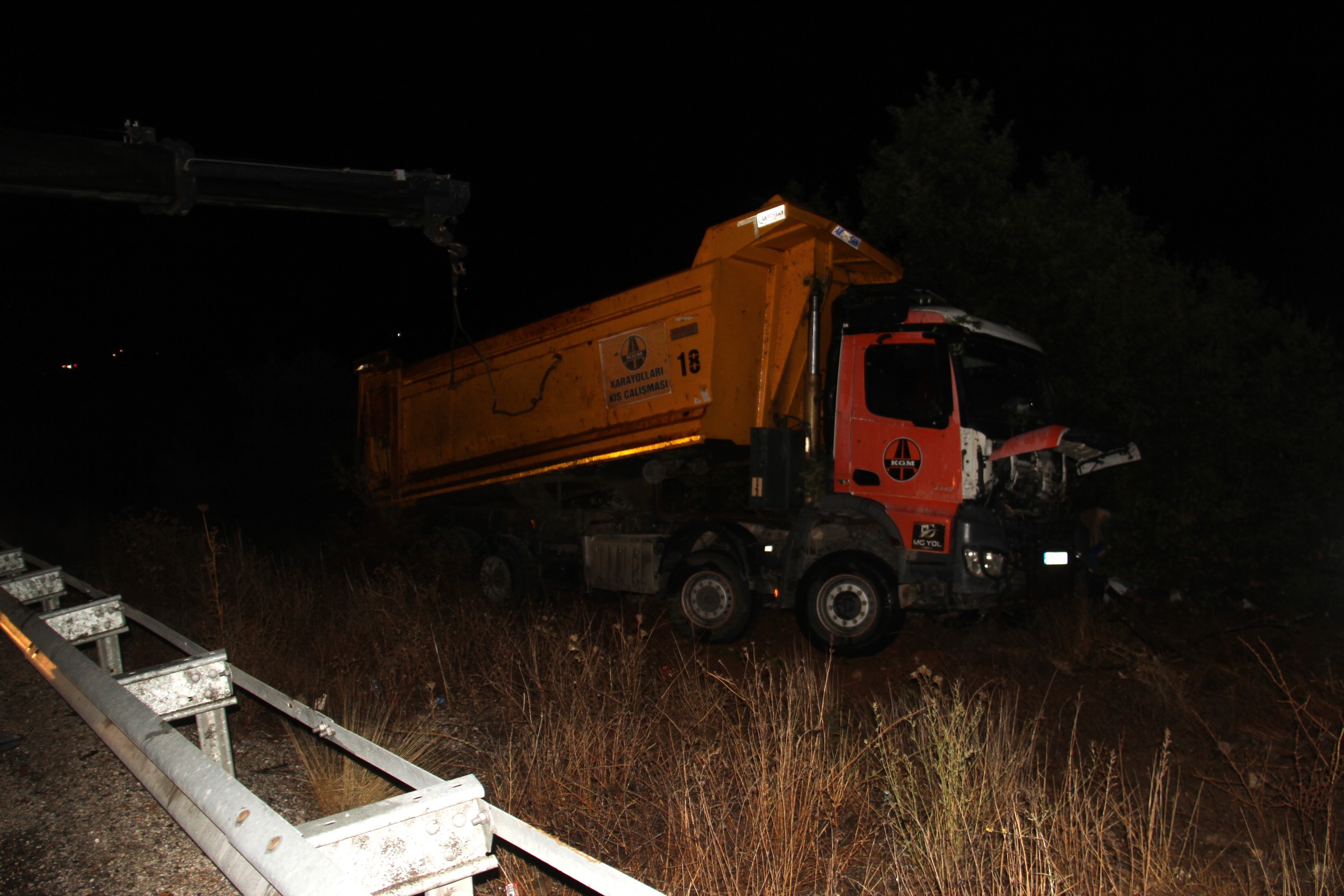 Bariyerler Can Aldı Kamyon Devrildi, Iki Kişi Hayatını Kaybetti (5)