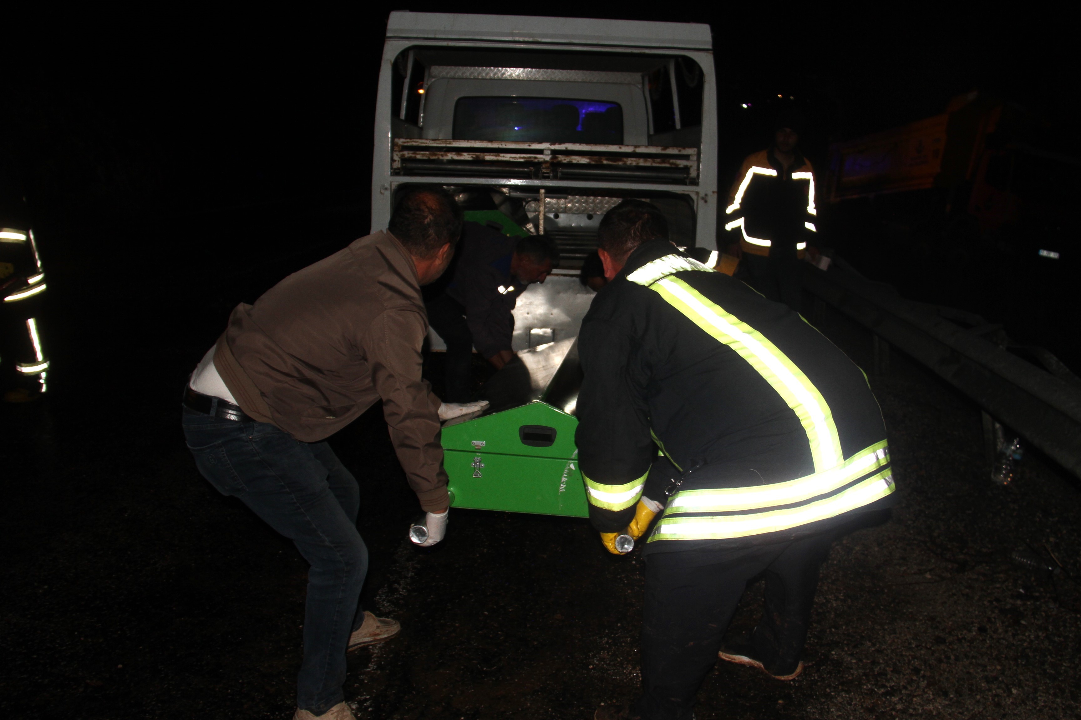 Bariyerler Can Aldı Kamyon Devrildi, Iki Kişi Hayatını Kaybetti (6)