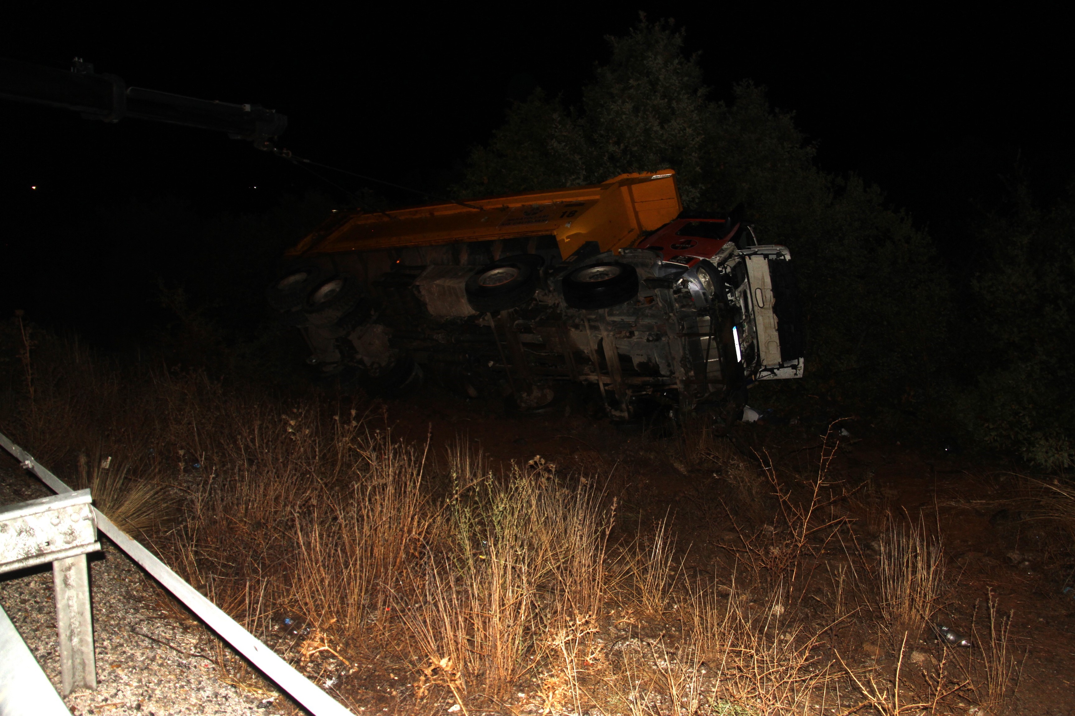 Bariyerler Can Aldı Kamyon Devrildi, Iki Kişi Hayatını Kaybetti (7)