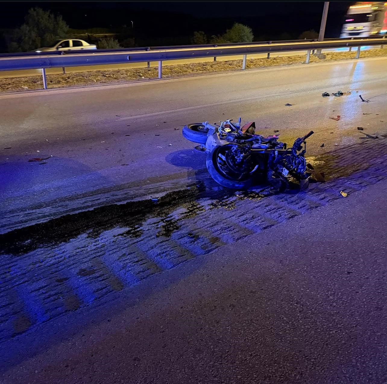 Bir Anda Hayatı Sona Erdi Genç Motosikletçi Tıra Çarpıp Can Verdi (3)