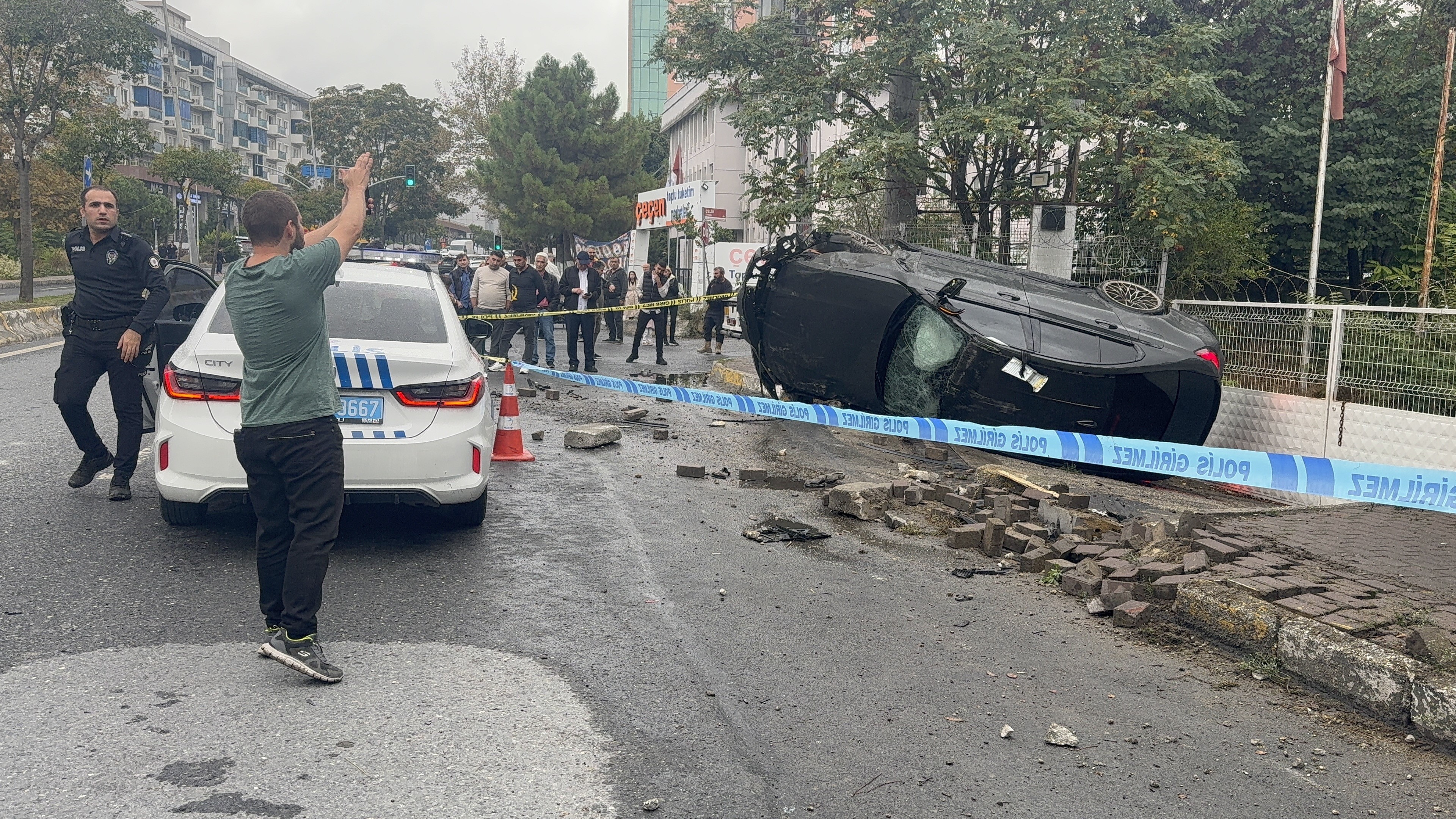 Bir Anlık Dikkatsizlik, Bir Can Aldı Çocuğa Çarpan Araç Kaldırıma Daldı (3)