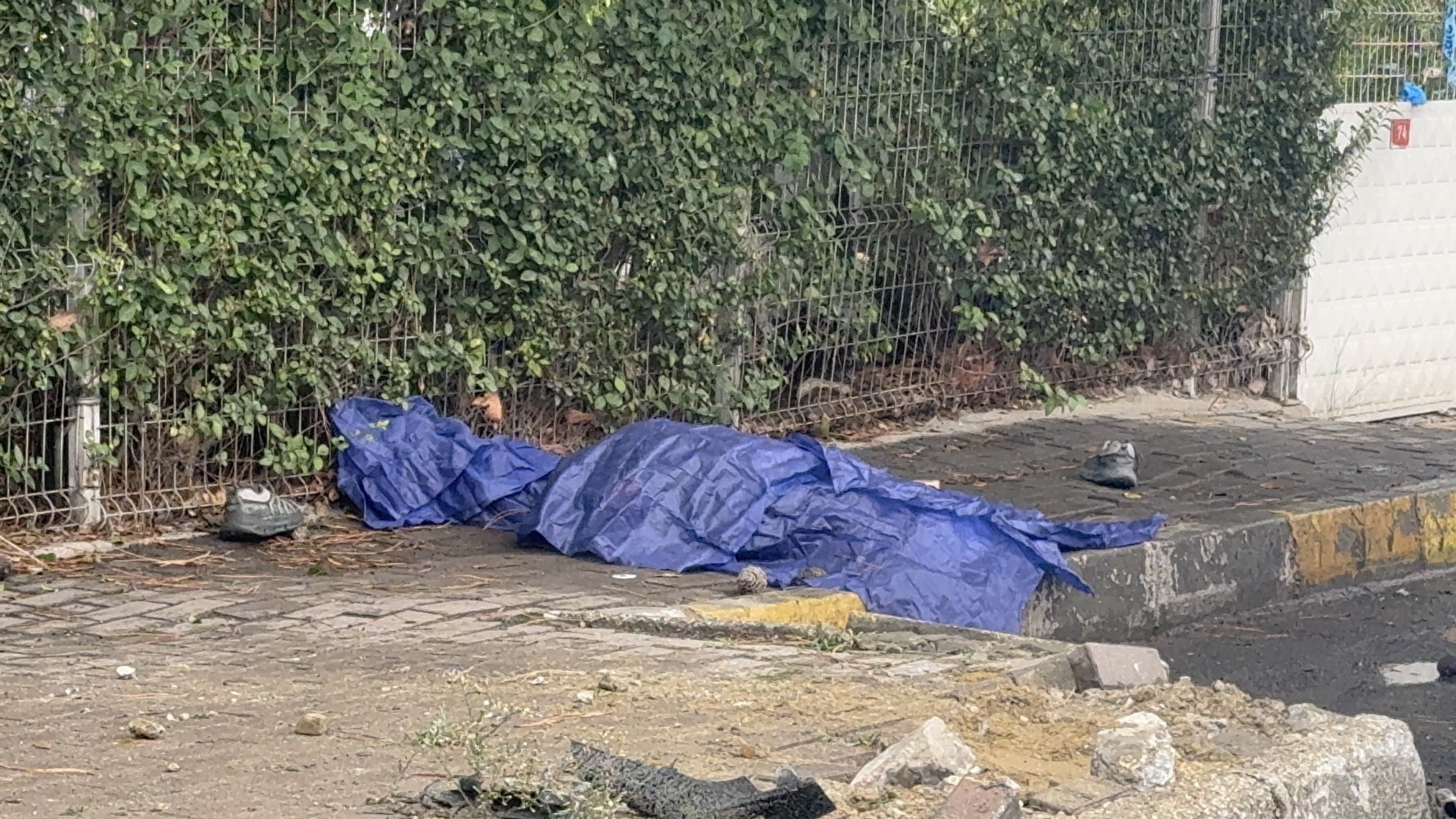 Bir Anlık Dikkatsizlik, Bir Can Aldı Çocuğa Çarpan Araç Kaldırıma Daldı (4)