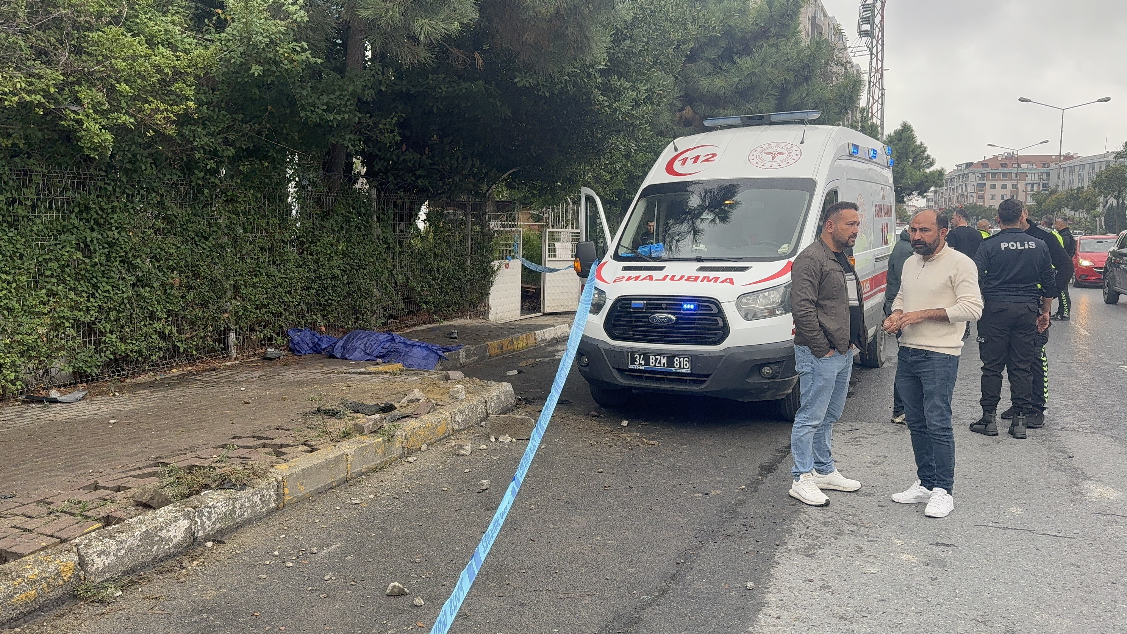 Bir Anlık Dikkatsizlik, Bir Can Aldı Çocuğa Çarpan Araç Kaldırıma Daldı (5)