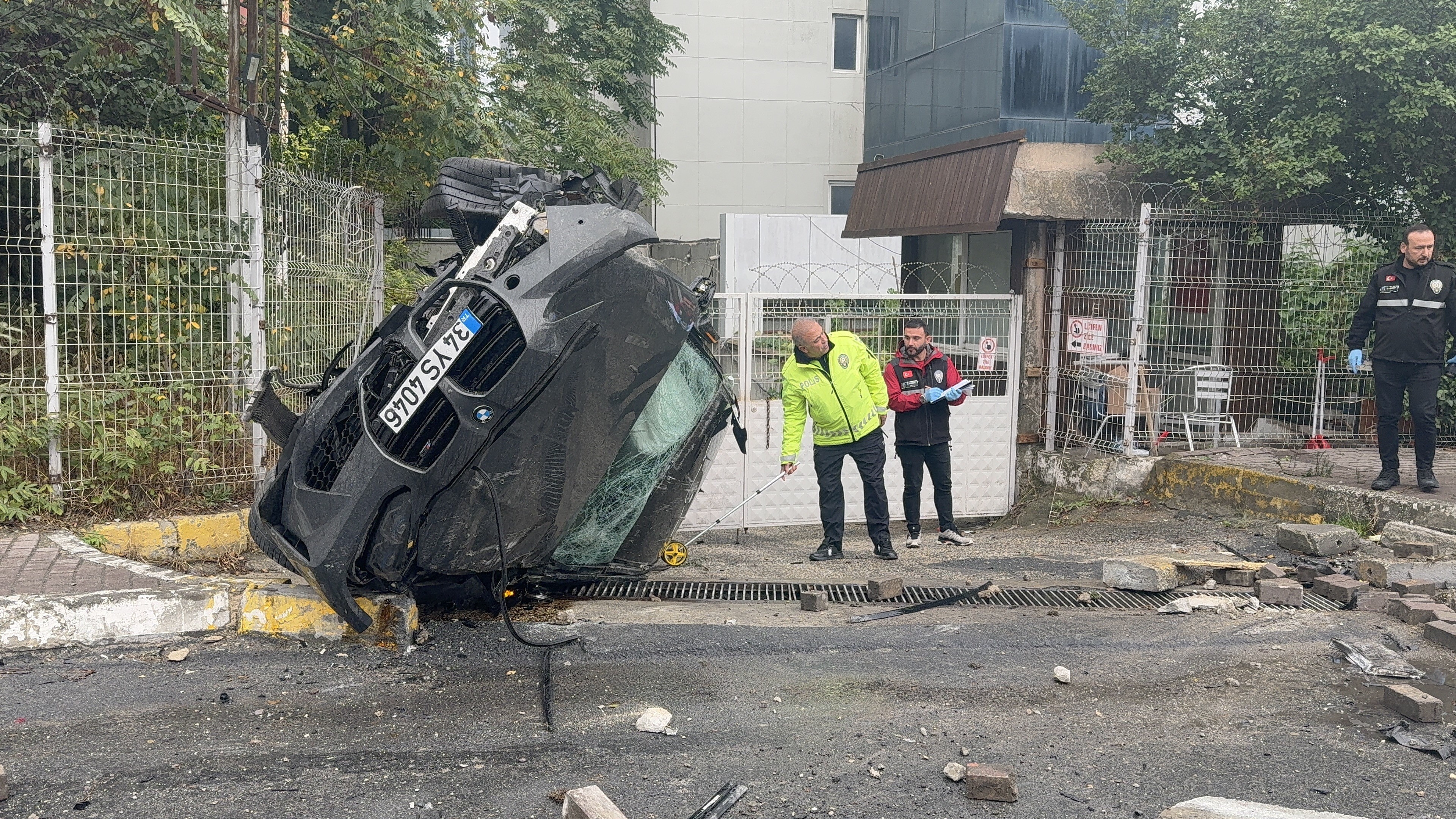 Bir Anlık Dikkatsizlik, Bir Can Aldı Çocuğa Çarpan Araç Kaldırıma Daldı (6)