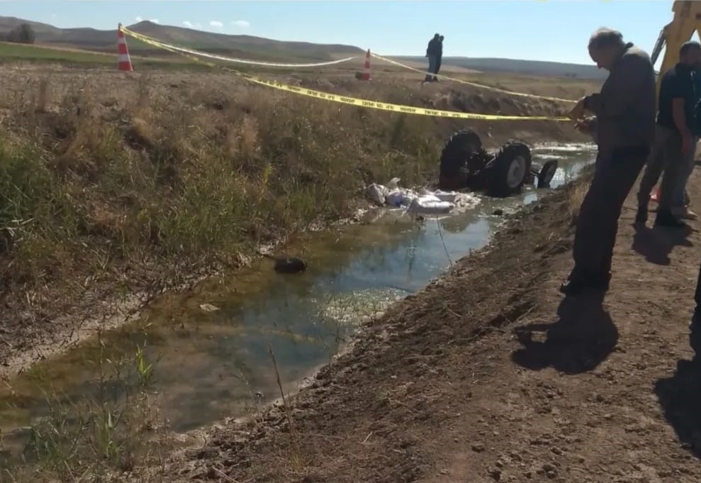 Bir Anlık Dikkatsizlik Felakete Yol Açtı Traktör Devrildi, Sürücü Hayatını Kaybetti (3)