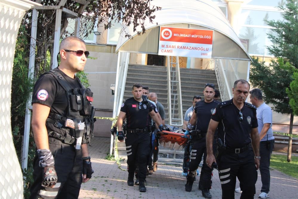 Camide Korkunç Cinayet! “Küfretsene Bir Daha” Dedi, Boğazını Kesti! (3)