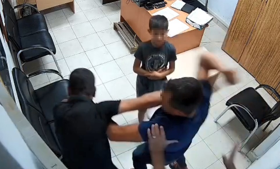 Çocuğun Önünde Dayak Polis Merkezinde Şiddet Görüntüleri Ortaya Çıktı (3)