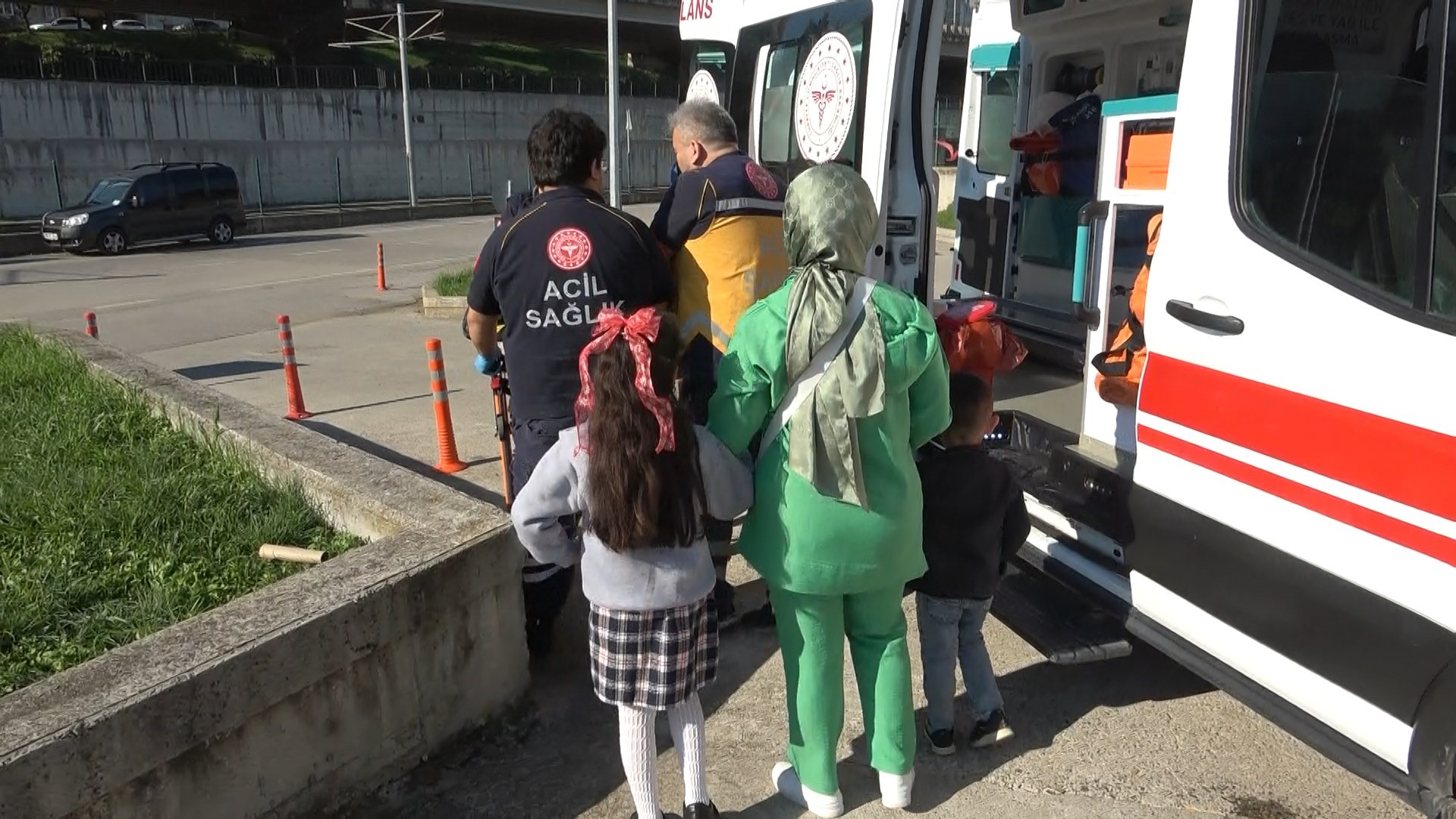Çocuk Teslimi Sırasında Dehşet Anları! Başından Vuruldu, Araçtan Düştü (7)