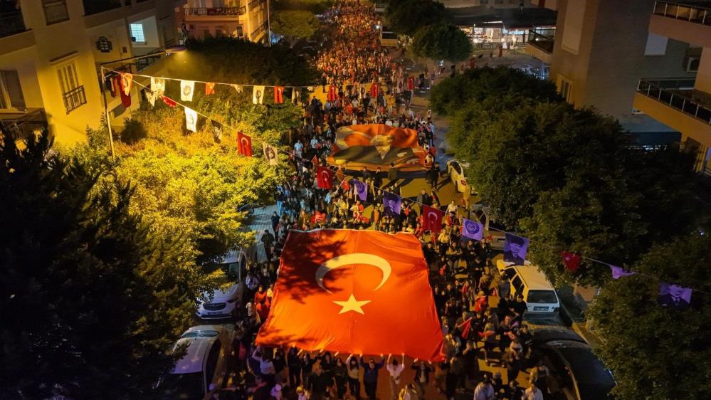 Cumhuriyet Yuruyusu Nikahla Bitti Gelin Ve Damat Gecenin Simgesi Oldu (1)-1