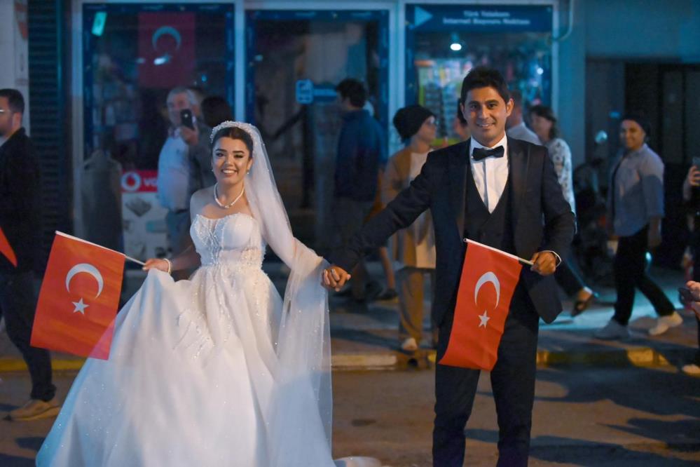 Cumhuriyet Yuruyusu Nikahla Bitti Gelin Ve Damat Gecenin Simgesi Oldu (4)